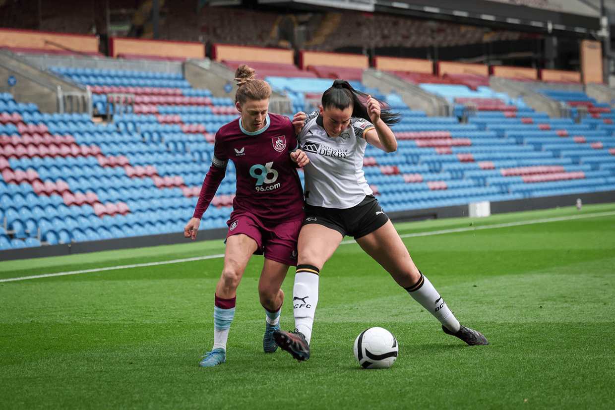 “德比郡女队顽强防守终以0-2不敌伯恩利，门将琼斯神扑无数！”